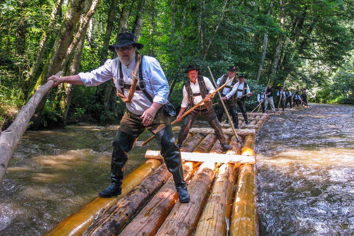 Mitglieder der Flößerzunft Oberes Nagoldtal unternehmen im Jahr 2008 eine Fahrt auf einem selbst gebauten Floß / © Foto: Christian Schlager