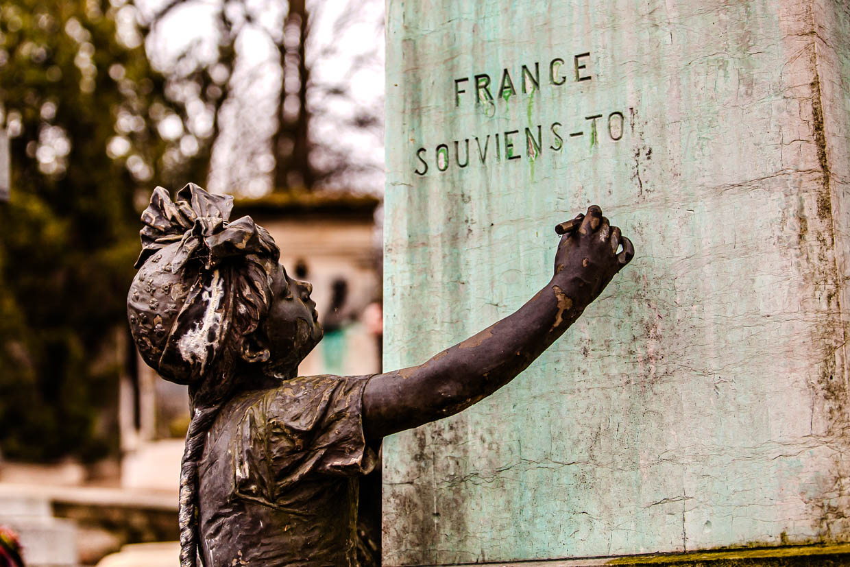 Monument mit der Skulptur eines Kindes und der Inschrift „France souviens toi" / © Foto: Georg Berg