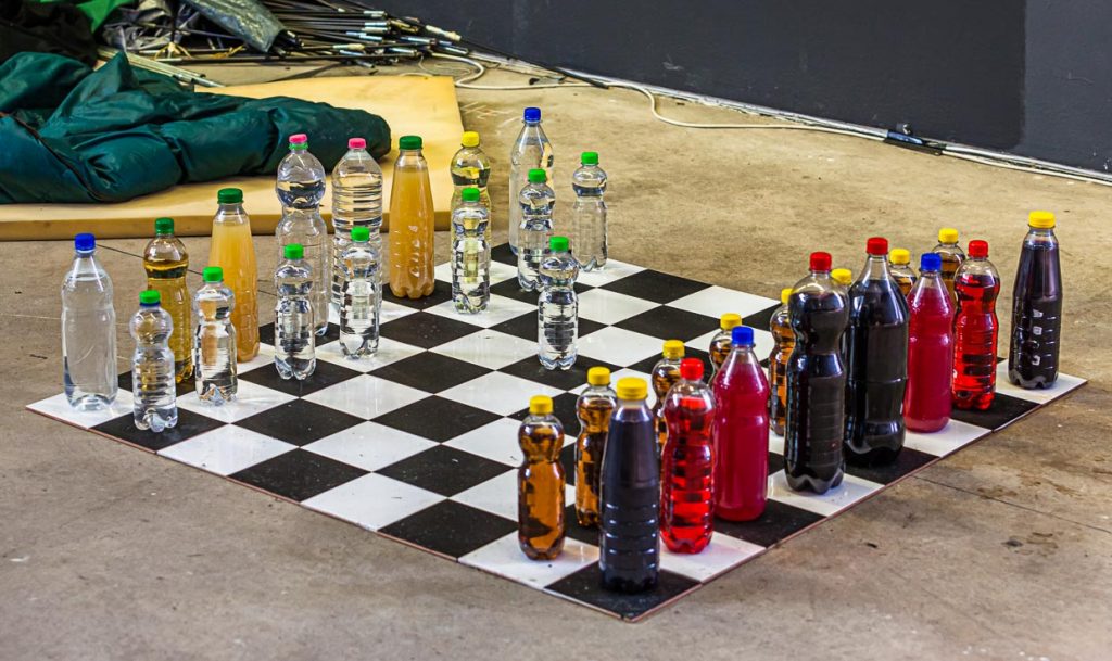 Improvisiertes Schachspiel unterwegs / © Foto: Georg Berg