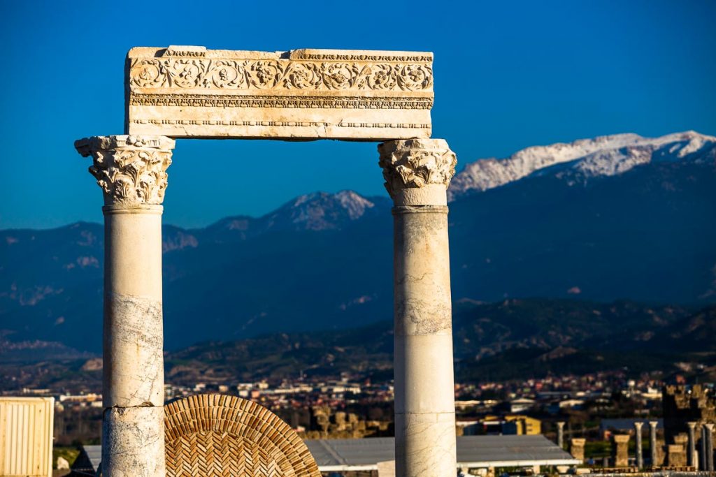 Der Denkmal-Klassiker: Korinthische Säulen in der Landschaft. Hier in Laodikeia nahe Pamukkale, Türkei / © Foto: Georg Berg