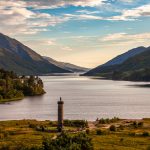 Schottland, Glenfinnan, Loch Shiel. Hier steht das Denkmal von Bonnie Prince Charlie, der 1745 an dieser Stelle den zweiten Jakobitenaufstand ausrief. Dieser Kampf um die Unabhängigkeit von England wurde bereits 1746 in der Schlacht von Culloden niedergeschlagen  / © Foto: Georg Berg