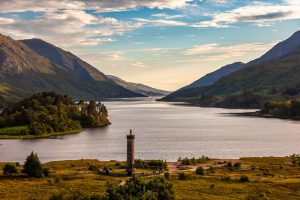 Schottland, Glenfinnan, Loch Shiel. Hier steht das Denkmal von Bonnie Prince Charlie, der 1745 an dieser Stelle den zweiten Jakobitenaufstand ausrief. Dieser Kampf um die Unabhängigkeit von England wurde bereits 1746 in der Schlacht von Culloden niedergeschlagen  / © Foto: Georg Berg