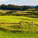 Ein Steinkreis nahe Glengorm Castle auf der Isle of Mull in Schottland. Nicht mehr als ein paar aufrecht stehender Steine auf einer Wiese. Aber ihre Anordnung lässt erahnen, dies ist ein besonderer Ort / © Foto: Georg Berg