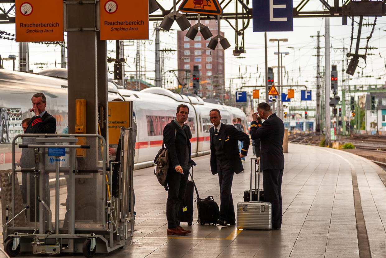 Raucherpause im Kölner Hauptbahnhof / © Foto: Georg Berg