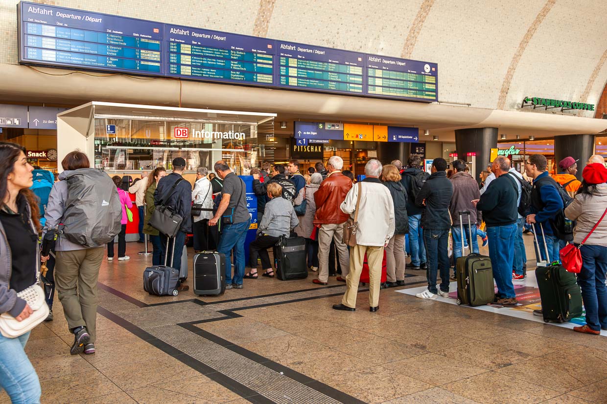 Warteschlange am Informationsschalter des Kölner Hauptbahnhofs / © Foto: Georg Berg