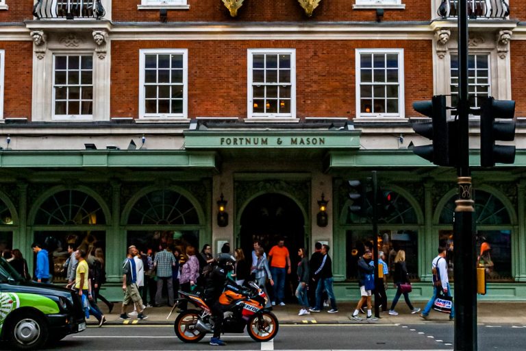 Der belebte Eingang des Kaufhauses Fortnum & Mason auf der Piccadilly Straße in London / © Foto: Georg Berg