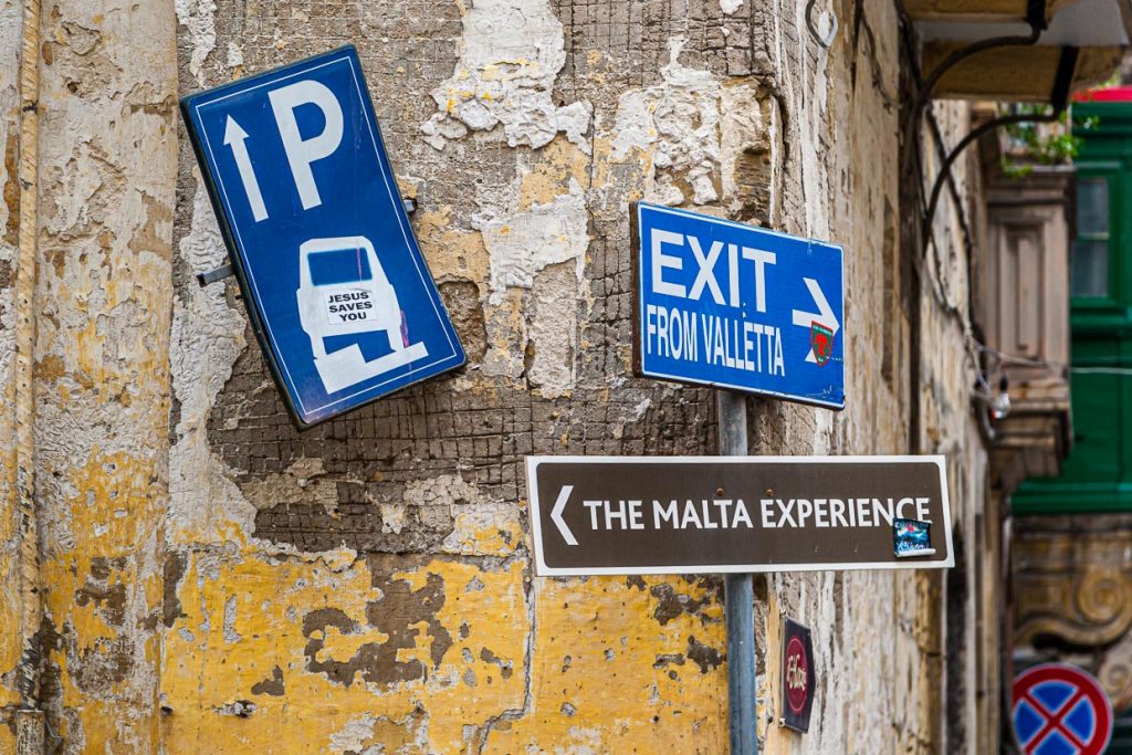 Malta ist unbedingt eine Reiseerfahrung wert! Mit Englisch kommt man überall weiter und manche Schilder sind sowieso selbsterklärend / © Foto: Georg Berg