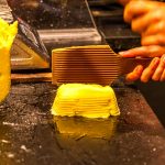Im Maison de Beurre von Jean-Yves Bordier in Saint Malo schlagen Butter-Paddel Wasser aus der Butter heraus / © Foto: Georg Berg