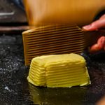 Im Maison de Beurre von Jean-Yves Bordier in Saint Malo schlagen Butter-Paddel Wasser aus der Butter heraus / © Foto: Georg Berg