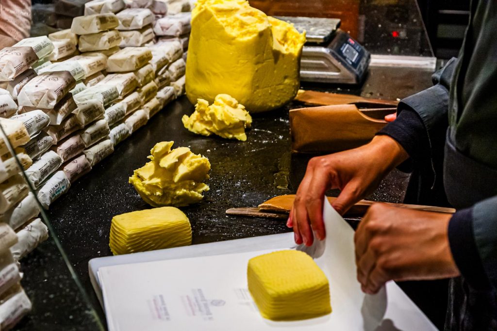 Butterstücke von 125 g werden in Papier verpackt. Beurre Bordier in Saint Malo / © Foto: Georg Berg