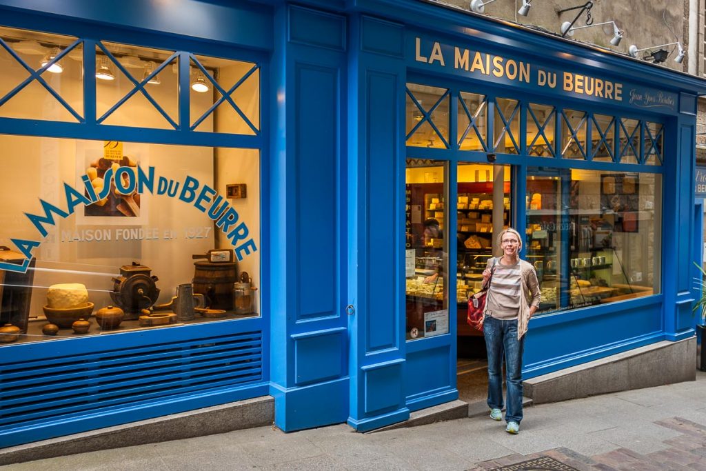 La Maison du Beurre in Saint Malo. Im Schaufenster werden auch alte Werkzeuge zur Butterherstellung gezeigt / © Foto: Georg Berg