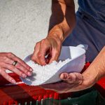 Salzbauer Matthieu zeigt die feine Struktur des Fleur de Sel / © Foto: Georg Berg