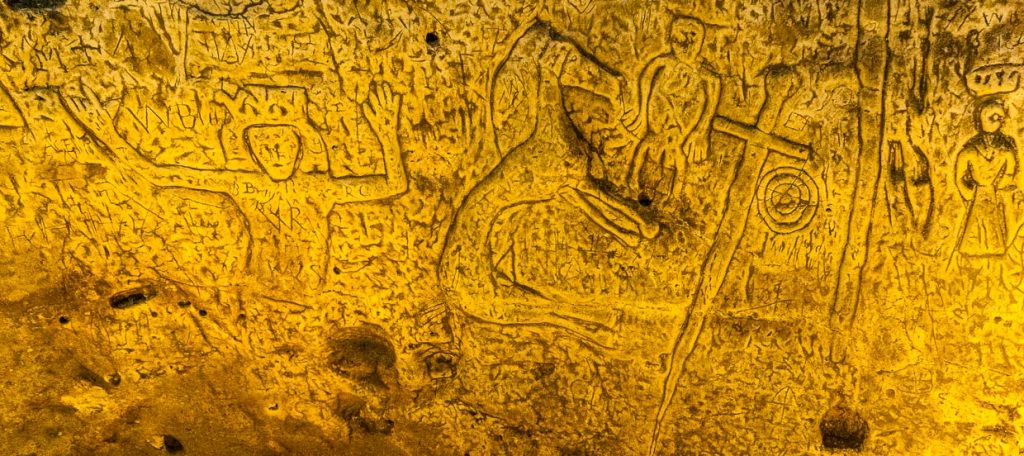 Die Royston Cave in Herfordshire U.K. gibt Historikern bis heute Rätsel auf. Bei der Figur ganz links im Bild mit den erhobenen Armen könnte es sich um König David aus dem Buch der Psalmen handeln / © Foto: Georg Berg