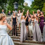 Wer fängt den Brautstrauß und kommt als nächste unter die Haube? / © Foto: Georg Berg