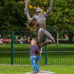 Bronze-Statue eines Tennisspielers im Park von Dobrich in Bulgarien / © Foto: Georg Berg
