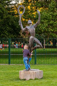Bronze-Statue eines Tennisspielers im Park von Dobrich in Bulgarien
/ © Foto: Georg Berg