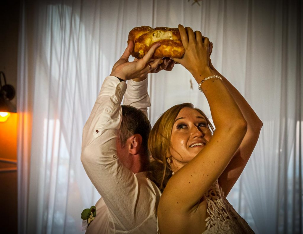 Beim rituellen Brotbrechen auf der bulgarischen Hochzeit entscheidet sich angeblich, wer von beiden während der Ehe zu sagen hat / © Foto: Georg Berg