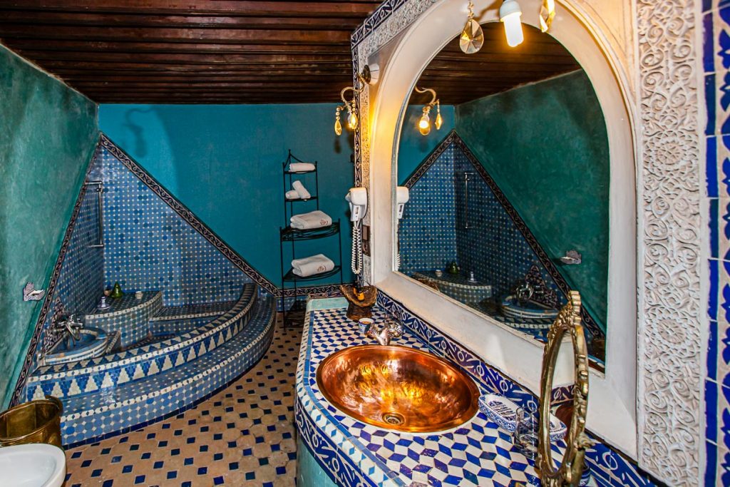 Im Sanitärbereich ist eine traditionelle marokkanische Badewanne zu finden / © Foto: Georg Berg