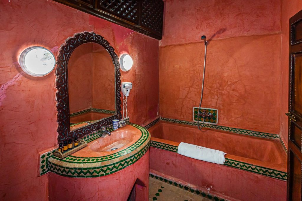 Im Sanitärbereich bestehen die Becken nicht aus Porzellan, sondern genau wie die Wände aus dem traditionellen marokkanischen Tadelekt-Material und emaillierten Terrakotta-Kacheln / © Foto: Georg Berg