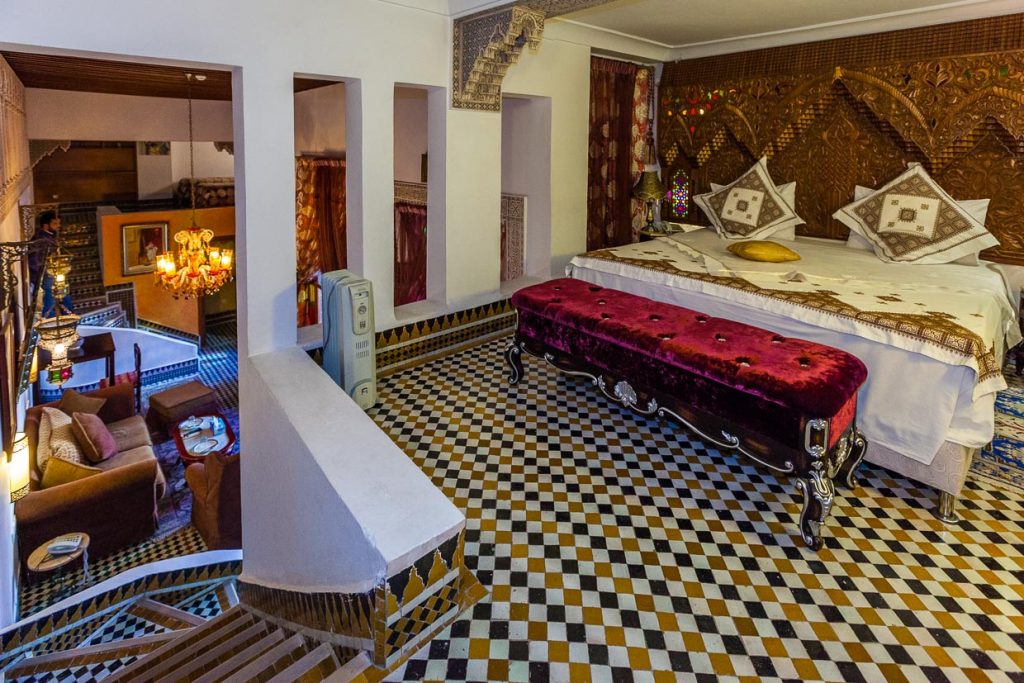 Die Royal Suite Moulay Hassan hat zwei Etagen und einen reich ornamentierten Sanitärbereich / © Foto: Georg Berg