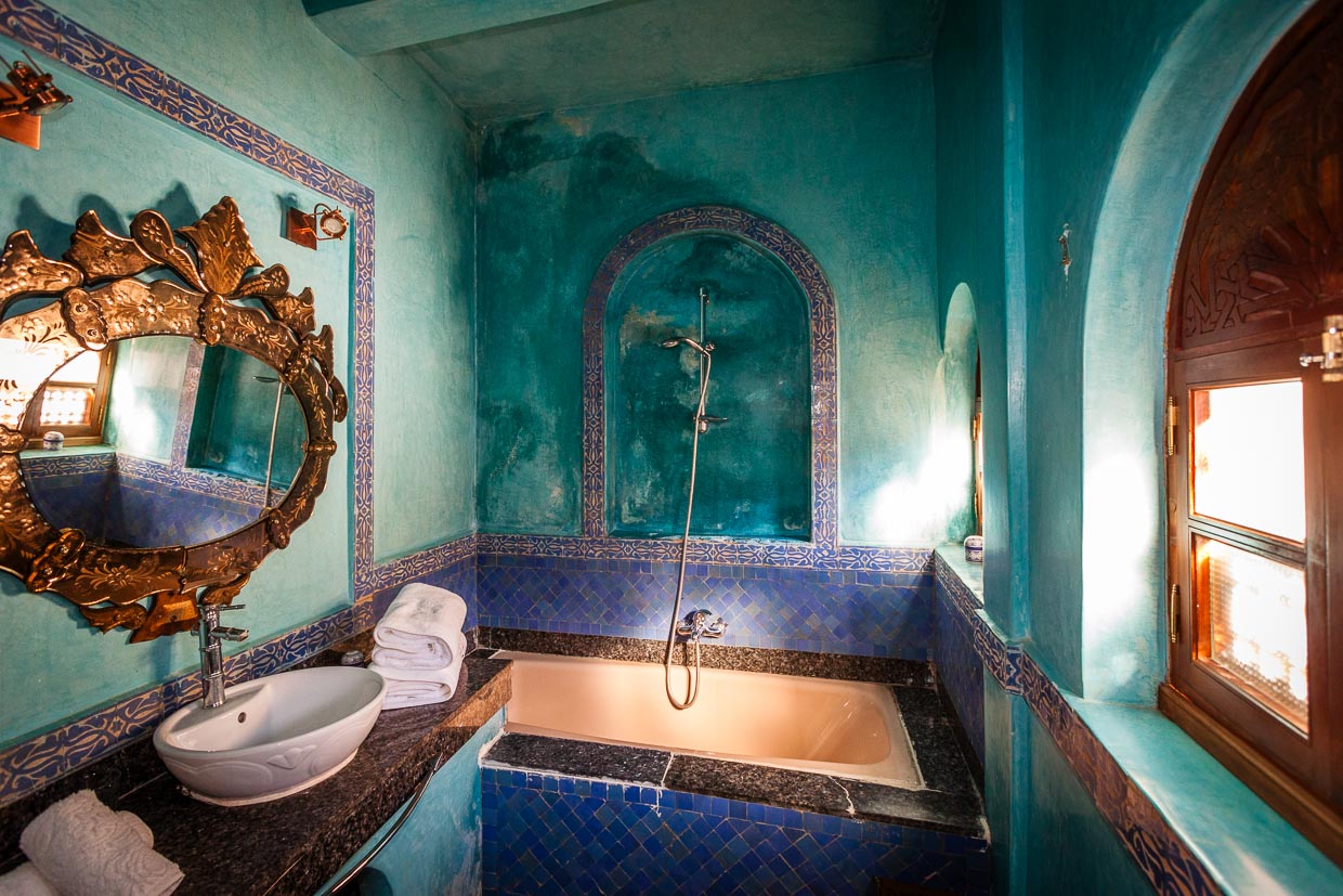 Die blauen Wände im Badbereich der Ambassador Suite Saad sind nicht angestrichen sondern bestehen aus durchgefärbtem Tadelakt / © Foto: Georg Berg