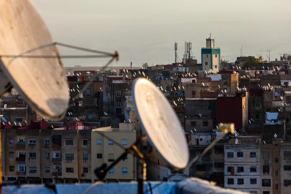 Auf den Dächern von Fès sind eine Unzahl von Satellitenschüsseln zu sehen - Altertum trifft Gegenwart / © Foto: Georg Berg