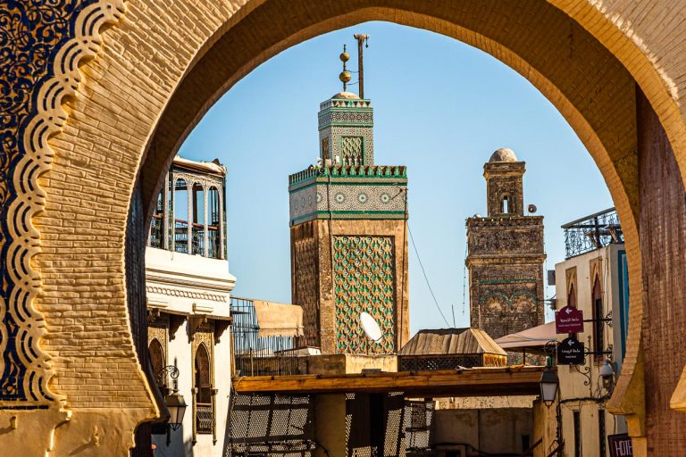 Von den Stadttoren von Fès, die alle die arabische Übersetzung Bab im Namen führen, ist das Bab Boujeloud der beste Startpunkt / © Foto: Georg Berg