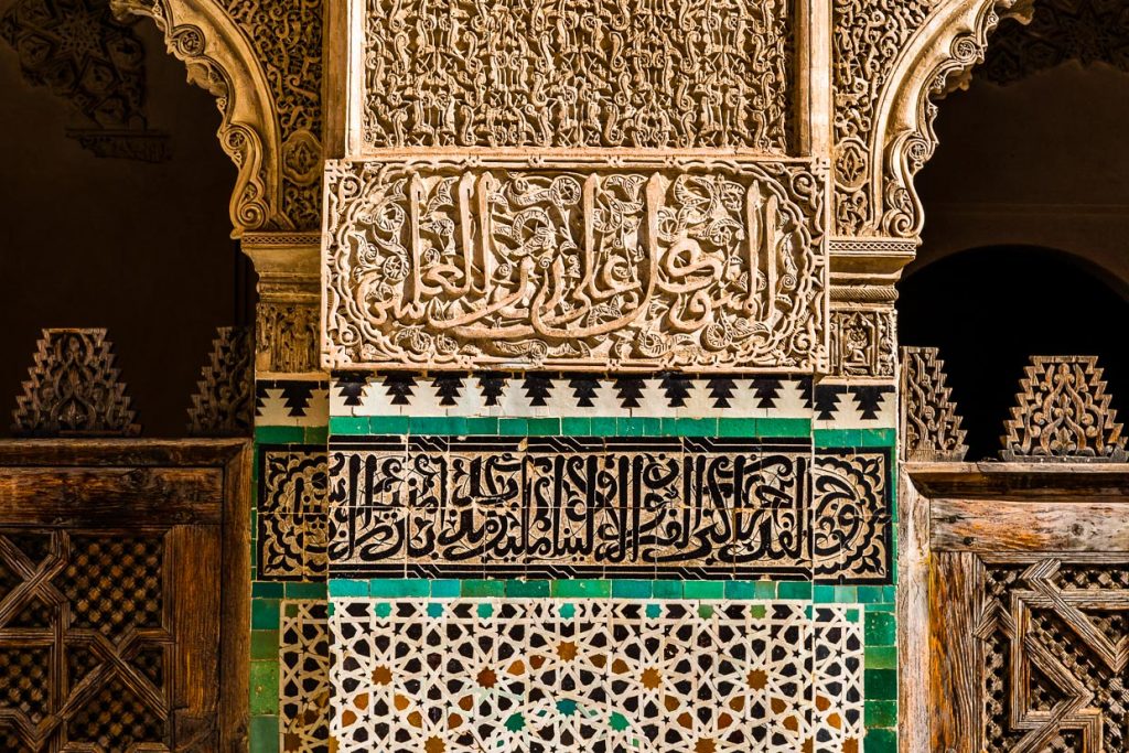 Mit den typischen marokkanischen Zellij genannten emaillierten Terrakotta-Kacheln sind in der Girik-Technik kleinteilige Mosaike gelegt / © Foto: Georg Berg