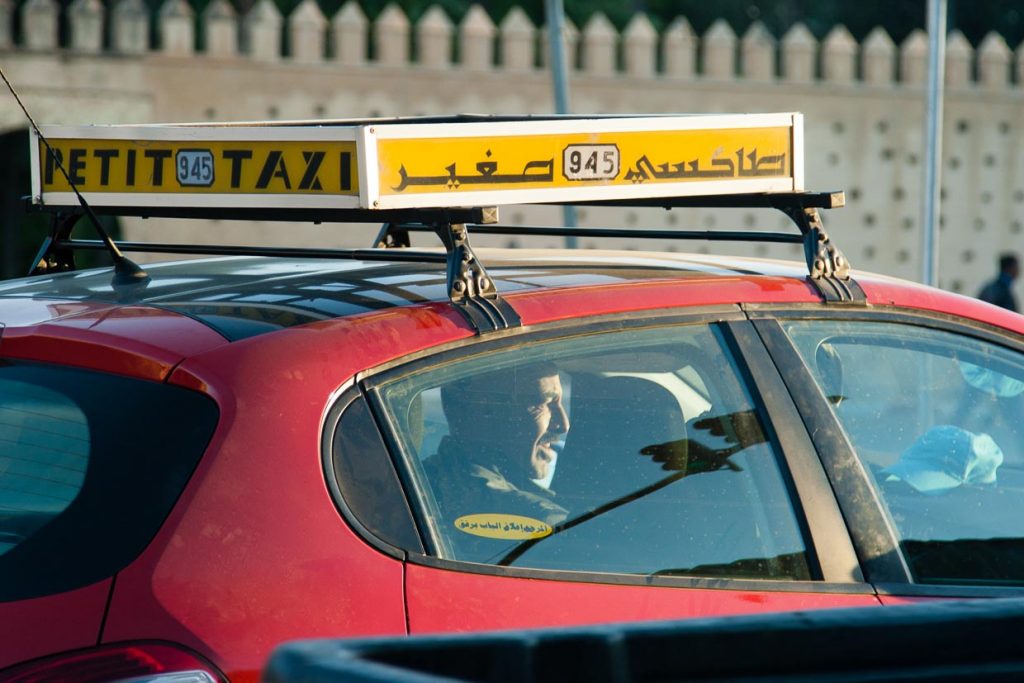 Besonders günstig fährt man in Fès mit den kleinen roten Taxis / © Foto: Georg Berg