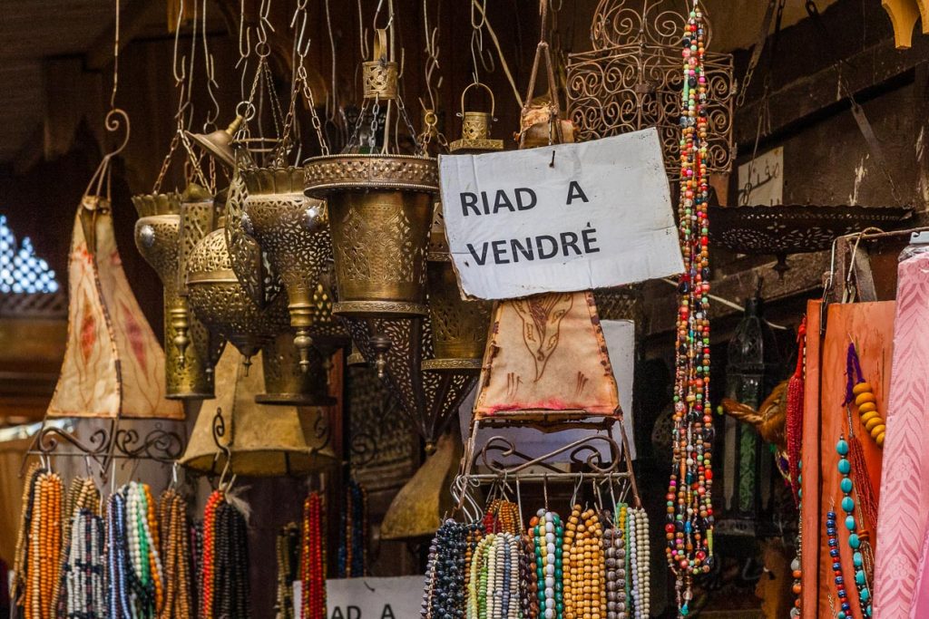 Ich wäre am letzten Tag fast schwach und zum Hotelier geworden, als ich das Schild sah: „Riad zu verkaufen" / © Foto: Georg Berg