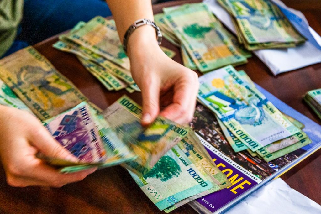 Stapelweise Bargeld - auch in Sierra Leone / © Foto: Georg Berg