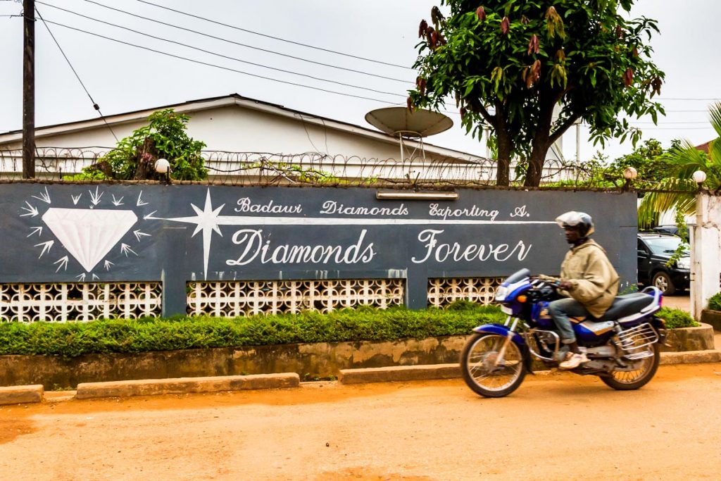 In Kenema findet man zahlreiche Diamantenhändler / © Foto: Georg Berg