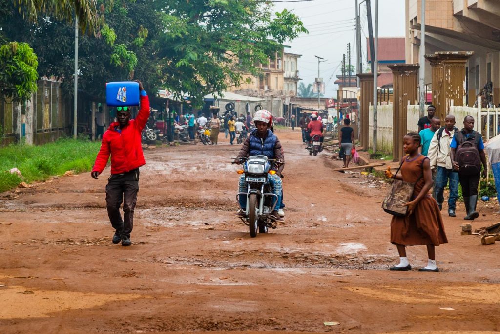 Straßenszene in Kenema. Hier passen Fußgänger und Kraftfahrzeugführer nicht immer aufeinander auf / © Foto: Georg Berg