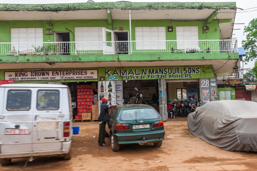 Üblicherweise werden in Sierra Leone Diamanten von ihren Findern in Hinterhöfen verkauft, in denen sonst Autos oder Geld gewaschen wird / © Foto: Georg Berg