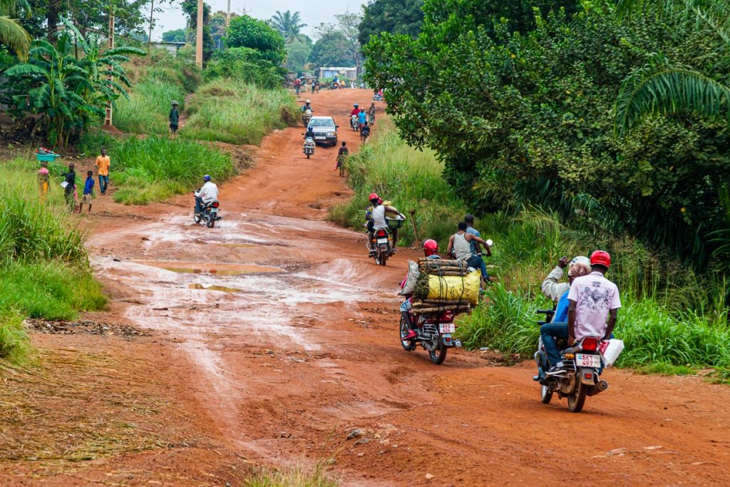 Hauptverkehrsader nahe Kenema in Sierra Leone / © Foto: Georg Berg