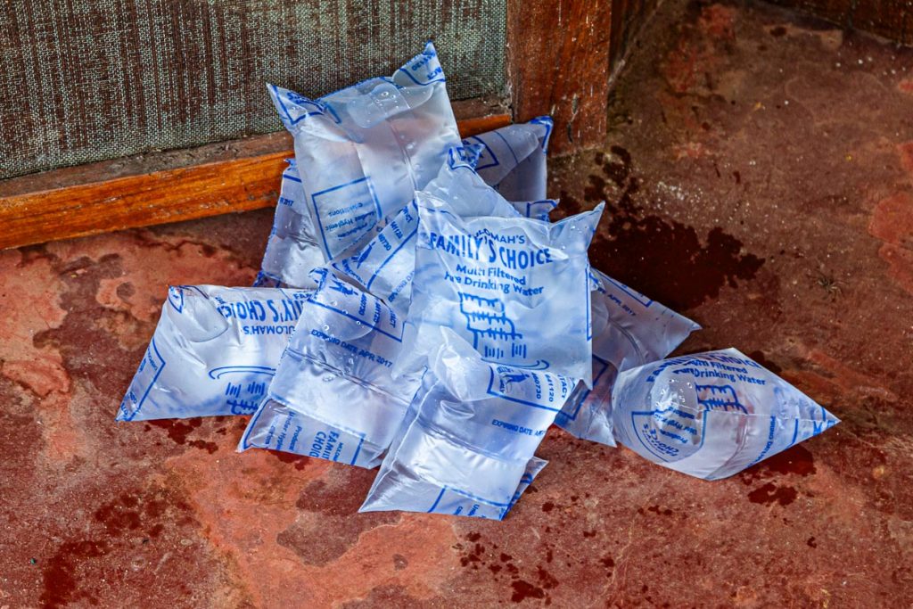 Sauberes Trinkwasser wird in Sierra Leone in Plastiktüten verkauft. Man beißt eine Ecke ab und mit etwas Übung kann man trinken, ohne nass zu werden / © Foto: Georg Berg