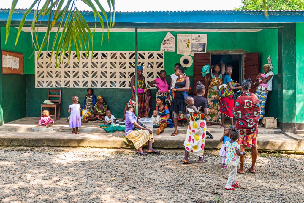 Typisches Krankenhaus in Sierra Leone. Das Wartezimmer ist vor der Tür / © Foto: Georg Berg