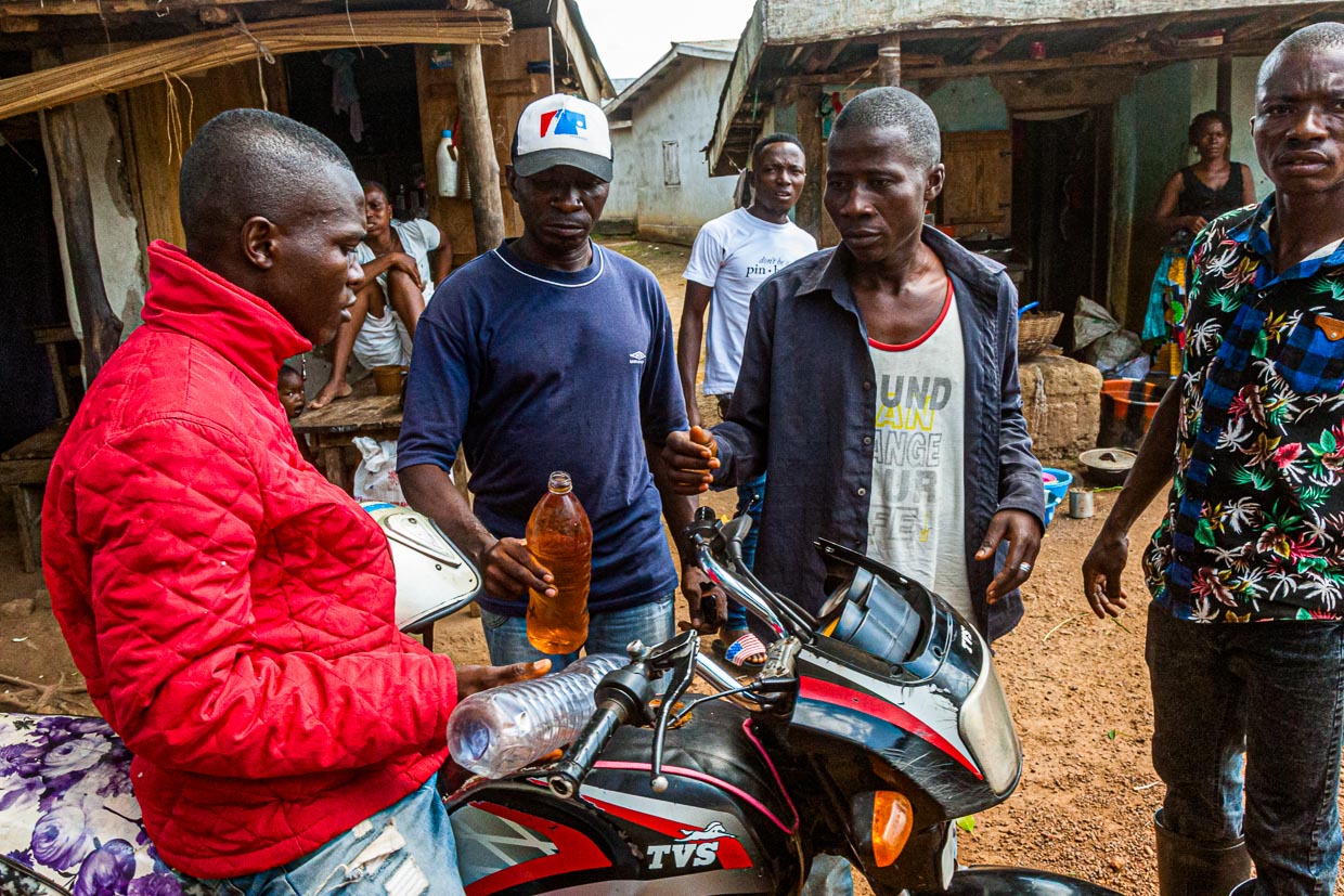 Tankstelle: Getankt wird in Sierra Leone ohne viel Technik / © Foto: Georg Berg