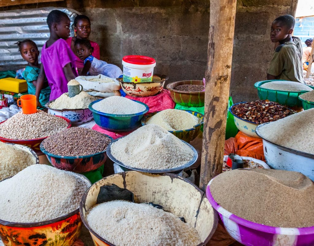 Die Grundnahrungsmittel Reis, Bohnen und Maniok-Mehl sind für die Bevölkerung Sierra Leones besonders wichtig. Nach der Ebola-Epidemie stehen sie wieder in ausreichender Menge zur Verfügung / © Foto: Georg Berg