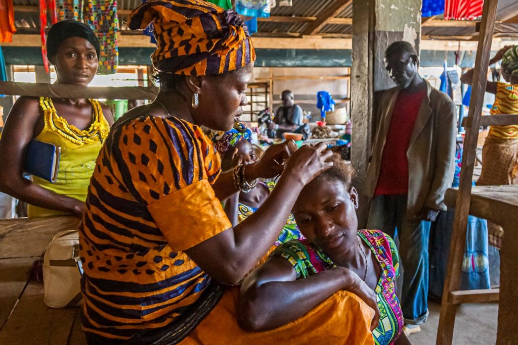 Haarstyling auf einem afrikanischen Markt / © Foto: Georg Berg