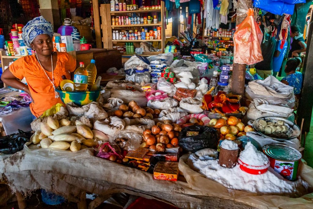 Wie alle Lebensmittel werden Gewürze in Sierra Leone in kleinen Portionen verkauft. Häusliche Vorratshaltung ist nicht üblich / © Foto: Georg Berg