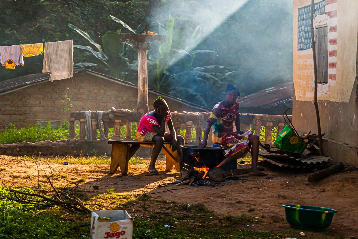 Gekocht wird in Sierra Leone draußen in großen Töpfen auf offenem Feuer / © Foto: Georg Berg