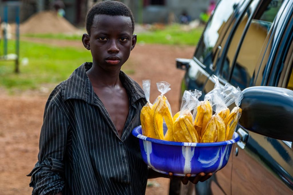 Hauchdünne Bananenchips frisch hergestellt sind ein Genuss, für den allein sich eine Reise nach Sierra Leone lohnen würde / © Foto: Georg Berg