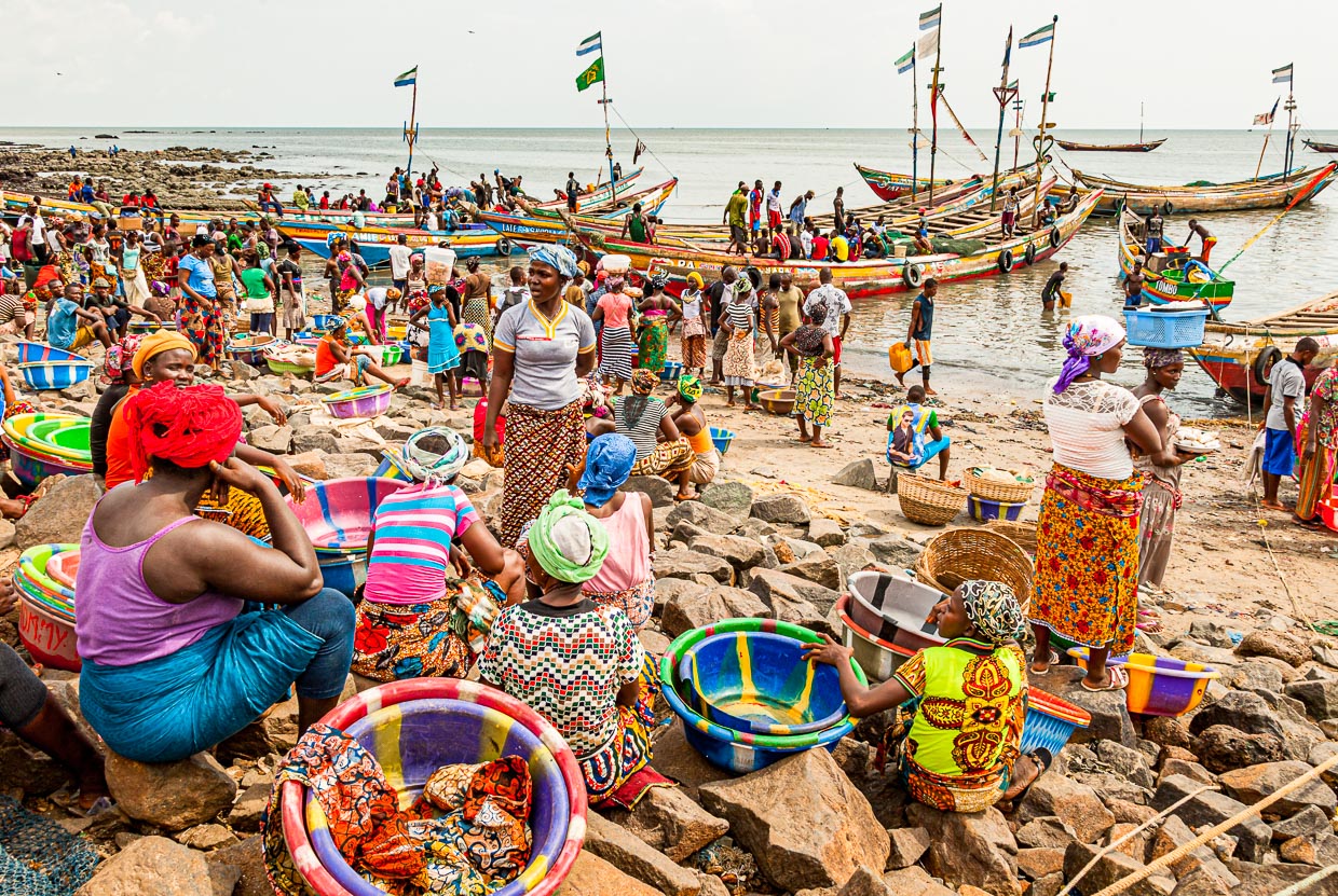 Rollenverteilung im Hafen von Tombo Bay, Sierra Leone. Frauen warten auf die Fischer und ihren Fang / © Foto: Georg Berg