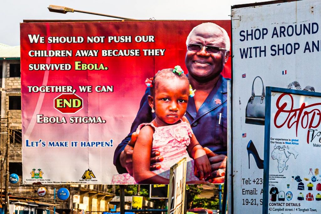 Sierra Leones Präsident Ernest Bai Koroma setzt sich auf Plakaten für Ebola-Waisen ein / © Foto: Georg Berg
