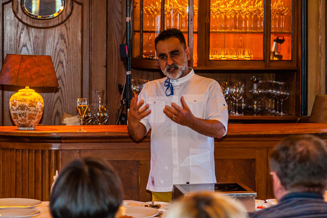 „Use salt and passion!“ Auch bei der Kochdemonstration ist Vineet Bhatia mit vollem Einsatz dabei. Sehr anschaulich erklärt er die grundlegenden Würzmechanismen der indschen Küche / © Foto: Georg Berg