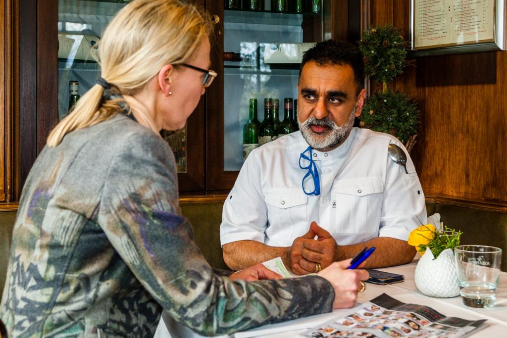 Es war ein Deutscher, der Vineet Bhatia vor vielen Jahren auf die Idee brachte, sich mit seiner Heimatküche auseinanderzusetzen und hieraus seinen eigenen Kochstil zu entwickeln, verrät Sternekoch Bhatia Reporterin Angela Berg / © Foto: Georg Berg