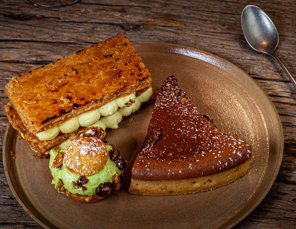 Drei verschiedene Desserts runden das private Dinner im Kled ab / © Foto: Georg Berg