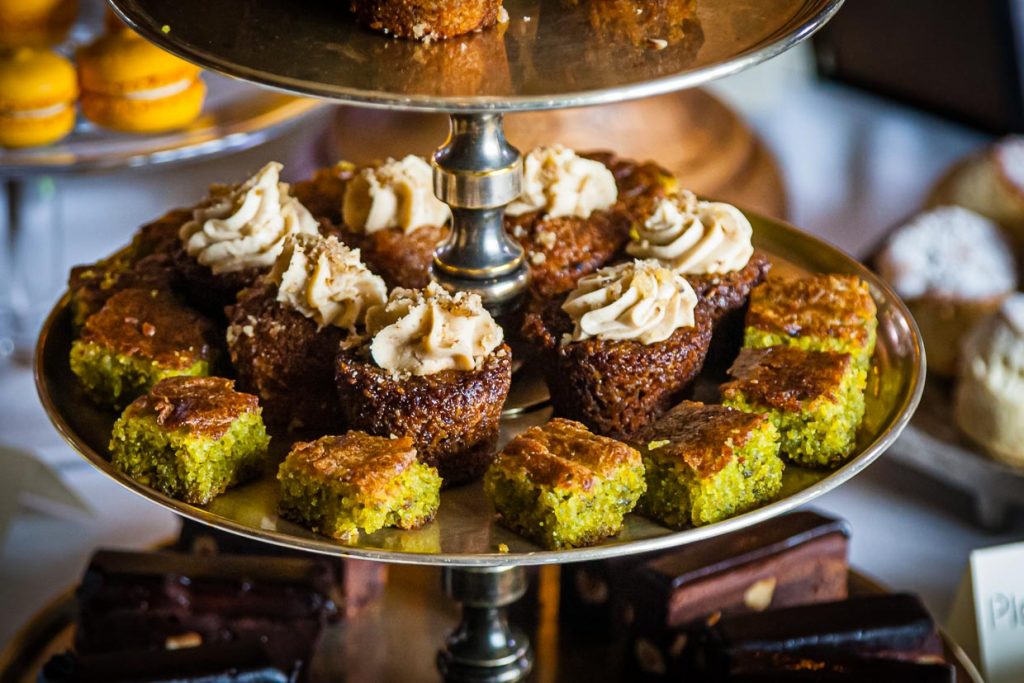 Kleine, süße Köstlichkeiten wie Pistazienkuchen und Orangen-Mandelkuchen liegen griffbereit in der Étagère / © Foto: Georg Berg