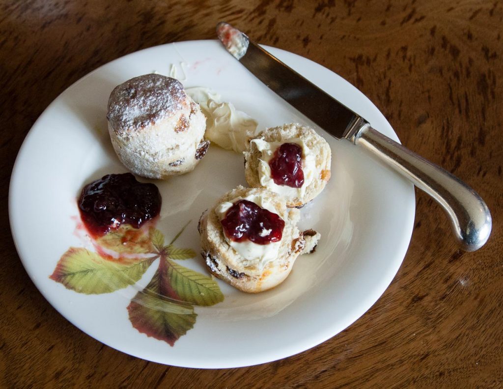 Das Herzstück eines jeden Cream Tea’s: Scones mit Clotted Cream und Erdbeermarmelade / © Foto: Georg Berg